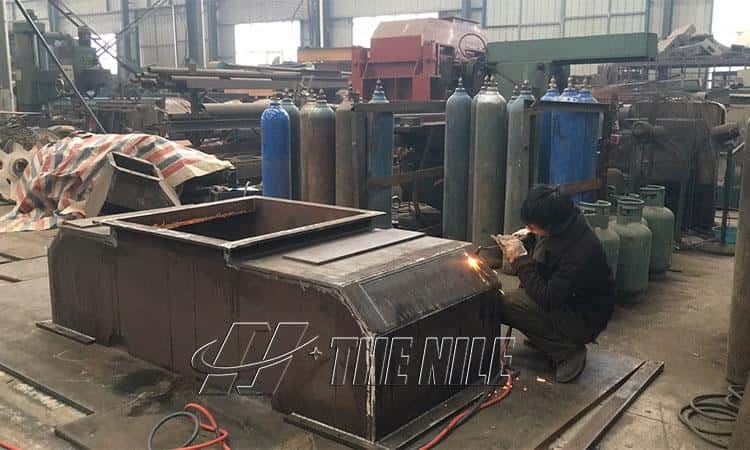 Workers for 2-Roll Crusher Making in factory