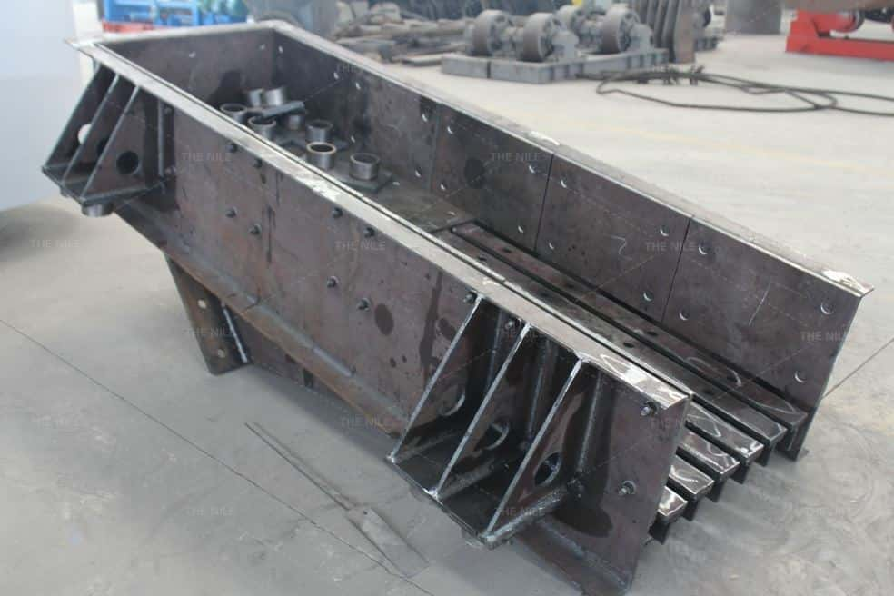 The vibrating feeder is processed in the factory