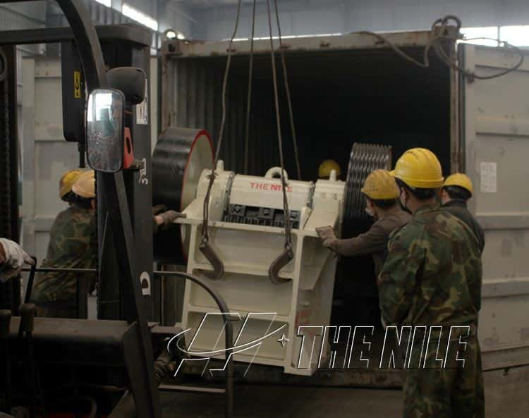 Factory employees are smashing the jaw crusher