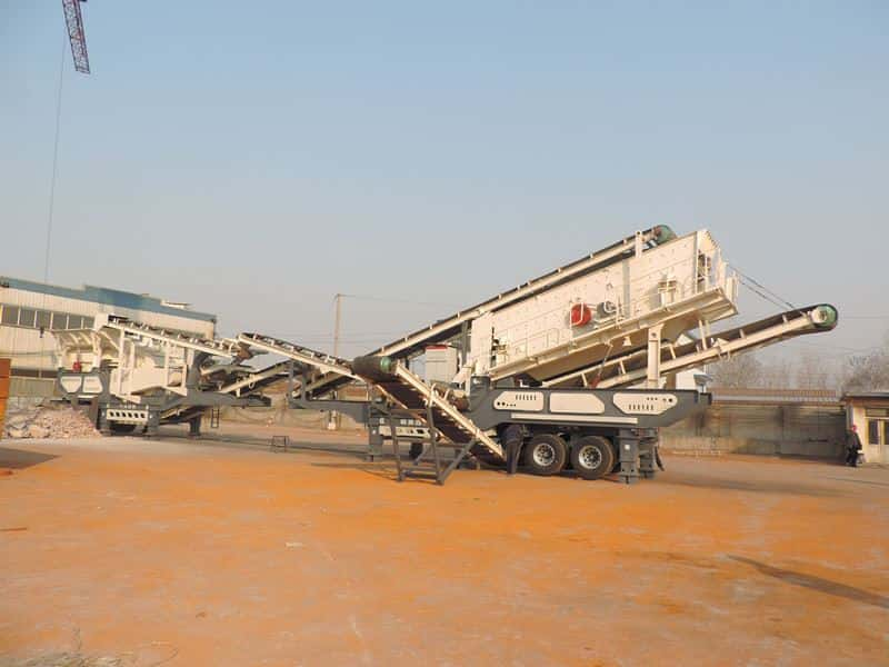 mobile screening plant working scene