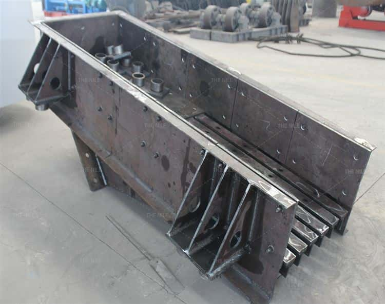 The vibrating screen is produced and processed in the factory