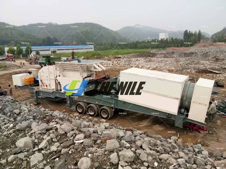 Mobile crusher for construction waste