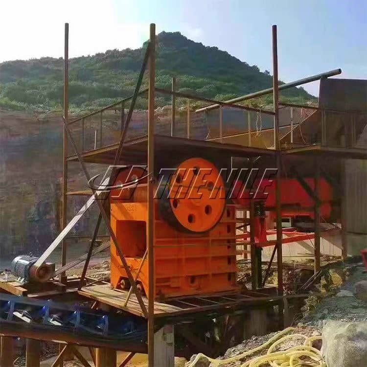 Operation  site of jaw rock crusher