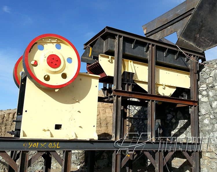 Jaw crusher for rock crushing