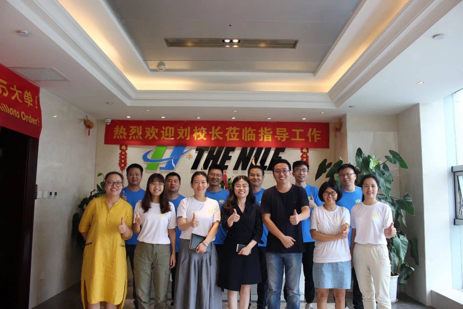 Principal Liu Siyang took a group photo with the Nile employees